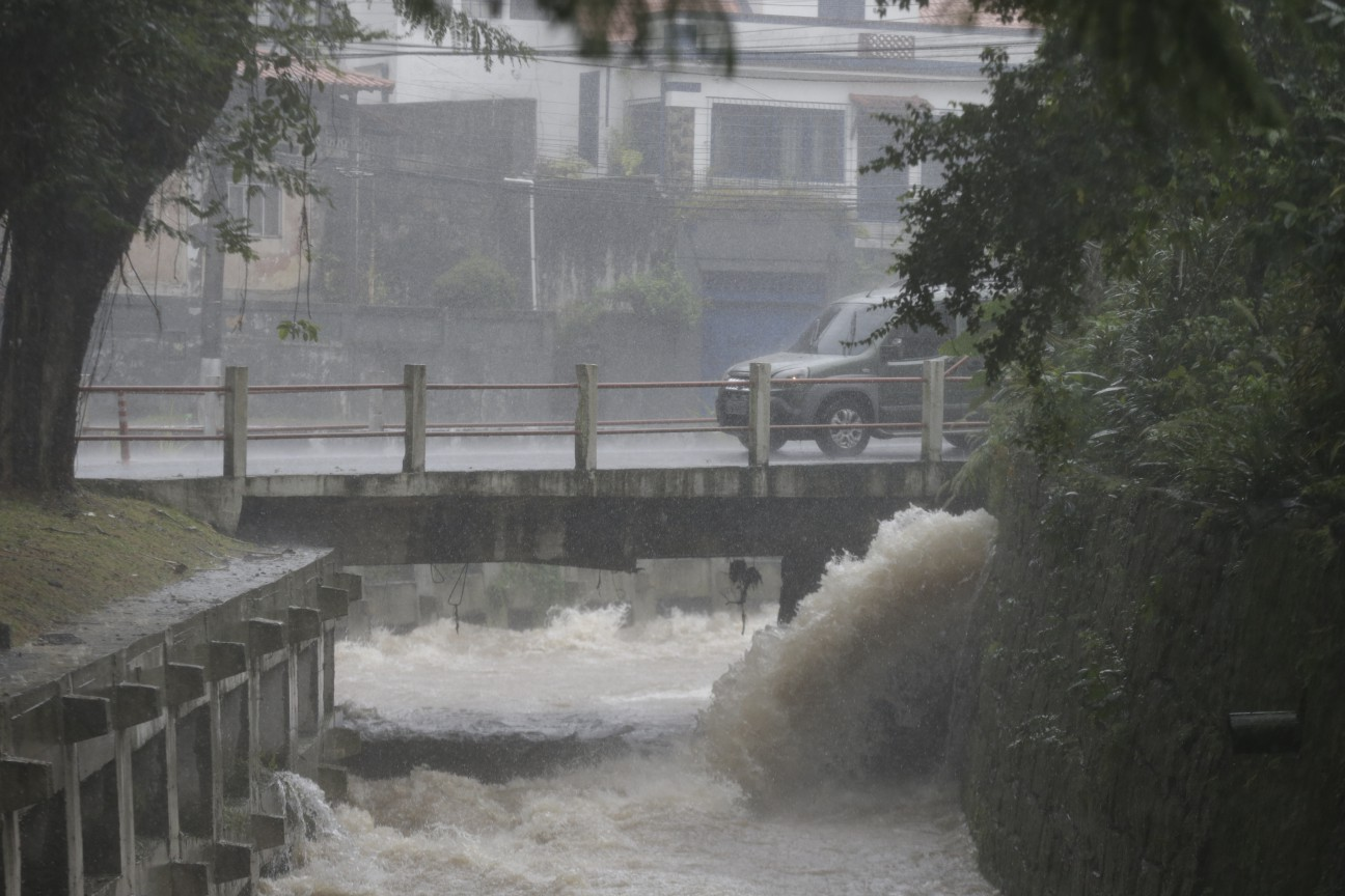 Após morte de homem atingido por raio em Arraial do Cabo, prefeitura