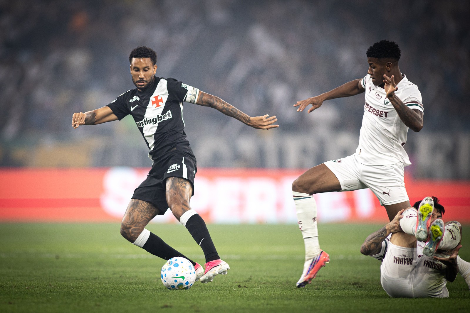 De volta ao time titular, Jair comemora evolução do Vasco e jogo sem levar gol