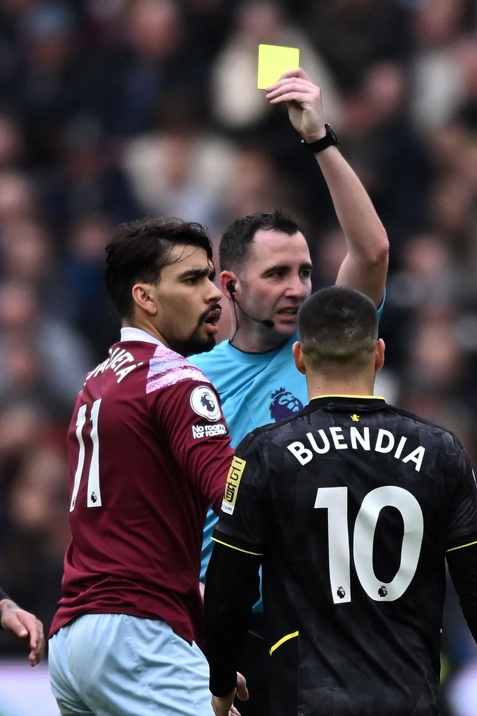 Cartão amarelo sofrido por Paquetá contra o Aston Villa em 2023 — Foto: Ben Stansall / AFP