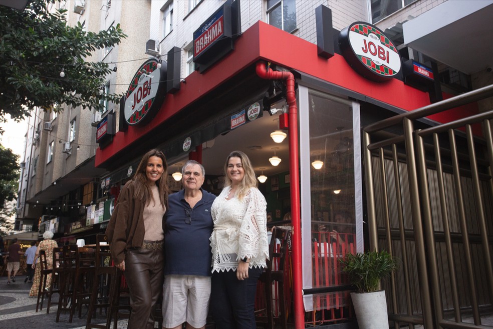 Sócias e prima, Elina (à esquerda) e Eliana tocam o negócio com Manoel, filho do fundador do Jobi — Foto: Júlia Aguiar