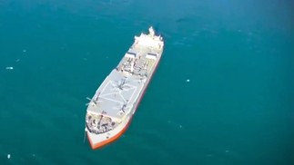 Uma espécie de porta-helicópteros, o navio tem  228 metros de comprimento e 42 metros de largura — Foto: Reprodução/Youtube