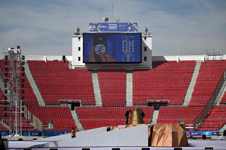 Últimos preparativos no Estádio Nacional, em Santiago, para a Cerimônia de Abertura dos Jogos Pan-americanos