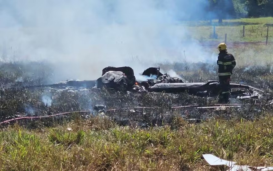 Bombeiros resgatam piloto após queda de avião de pequeno porte em Goiás