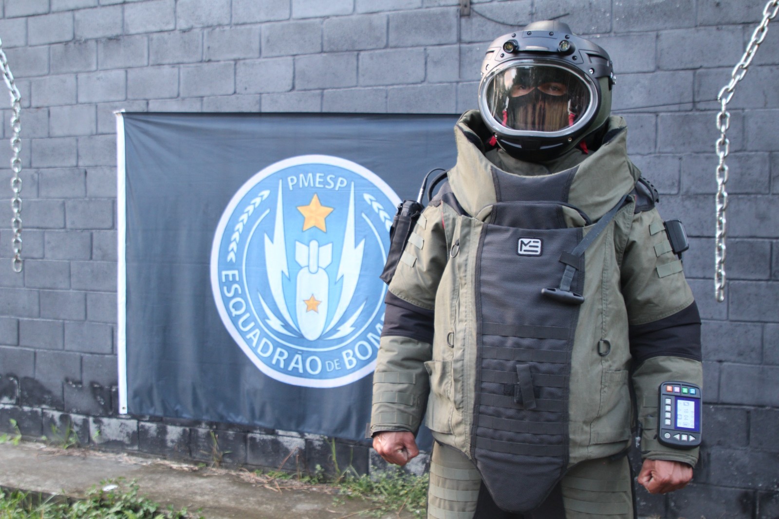 'Astronauta anti-bomba': saiba como funciona o traje especial usado ...