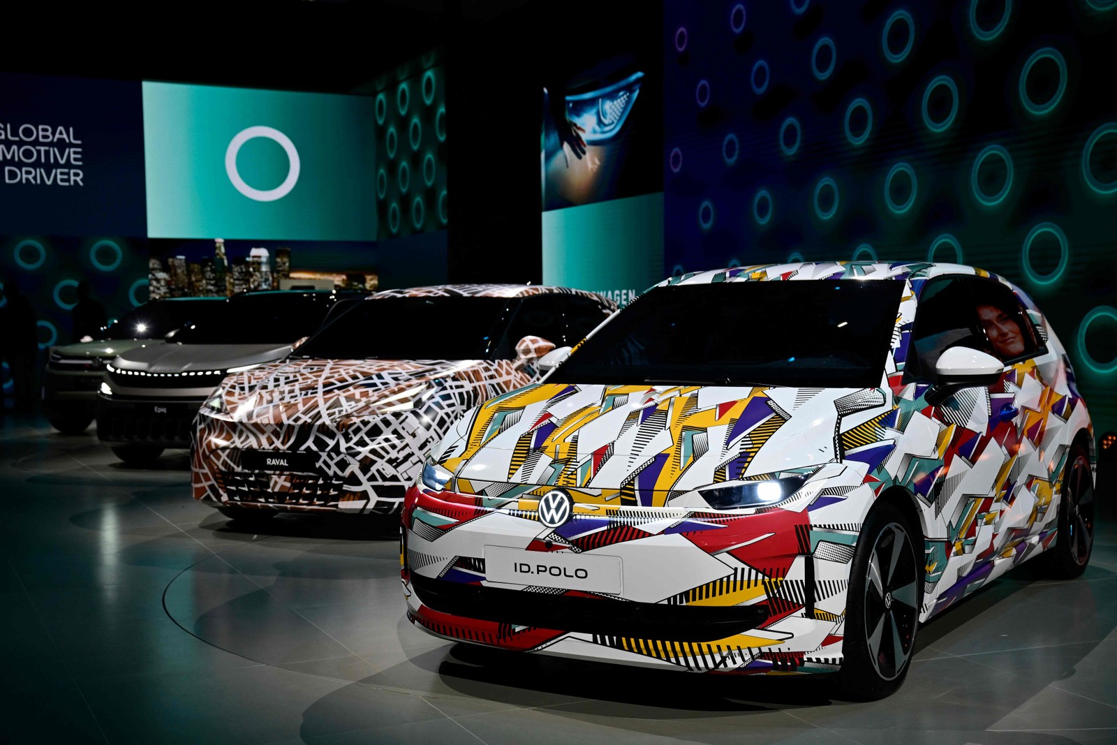 Empresa busca relançar sua indústria, juntamente com concorrentes premium, como BMW e Mercedes — Foto: Tobias Schwarz/AFP