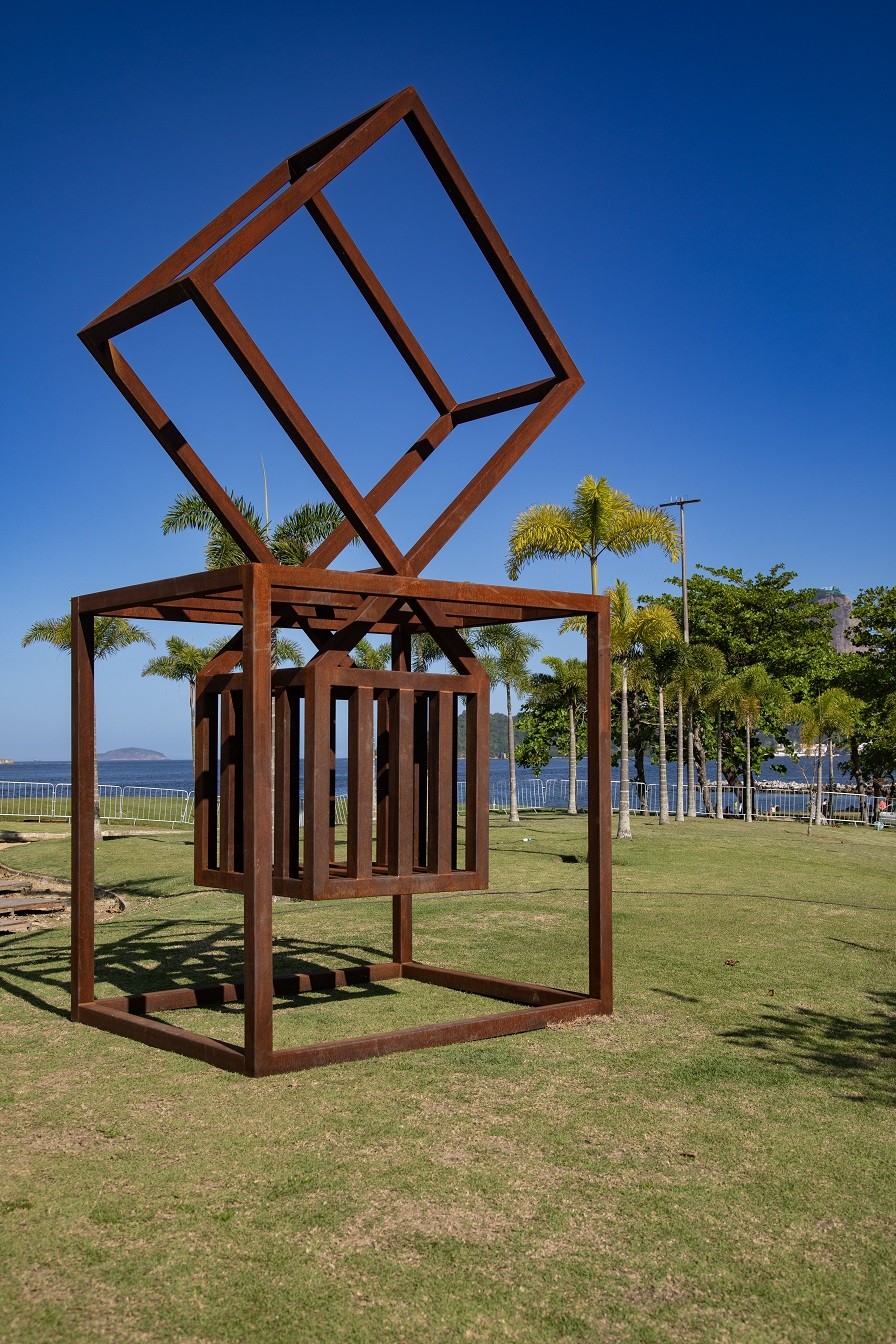 Instalação de Raul Mourão no Parque das Esculturas — Foto: Ana Branco