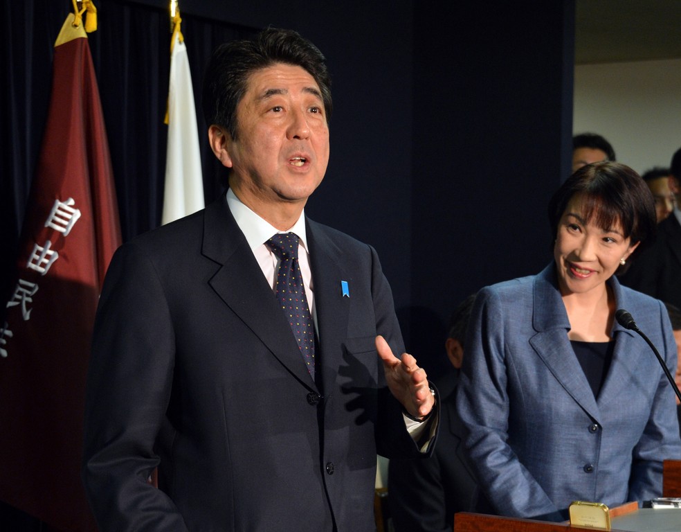 Shinzo Abe e Sanae Takaichi, fotografados juntos em dezembro de 2012 — Foto: Yoshikazu Tsuno/AFP