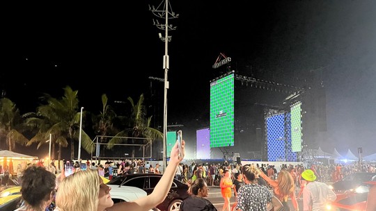 Show da Madonna: teste de luz e som faz público dançar em frente ao palco em Copacabana