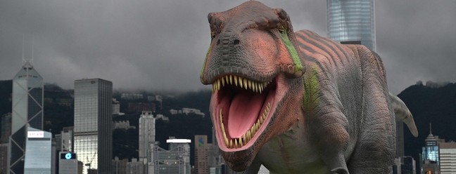 Um tiranossauro rex robótico em exposição em Hong Kong como parte das comemorações do 25º aniversário do estabelecimento da Região Administrativa. — Foto: PETER PARKS / AFP