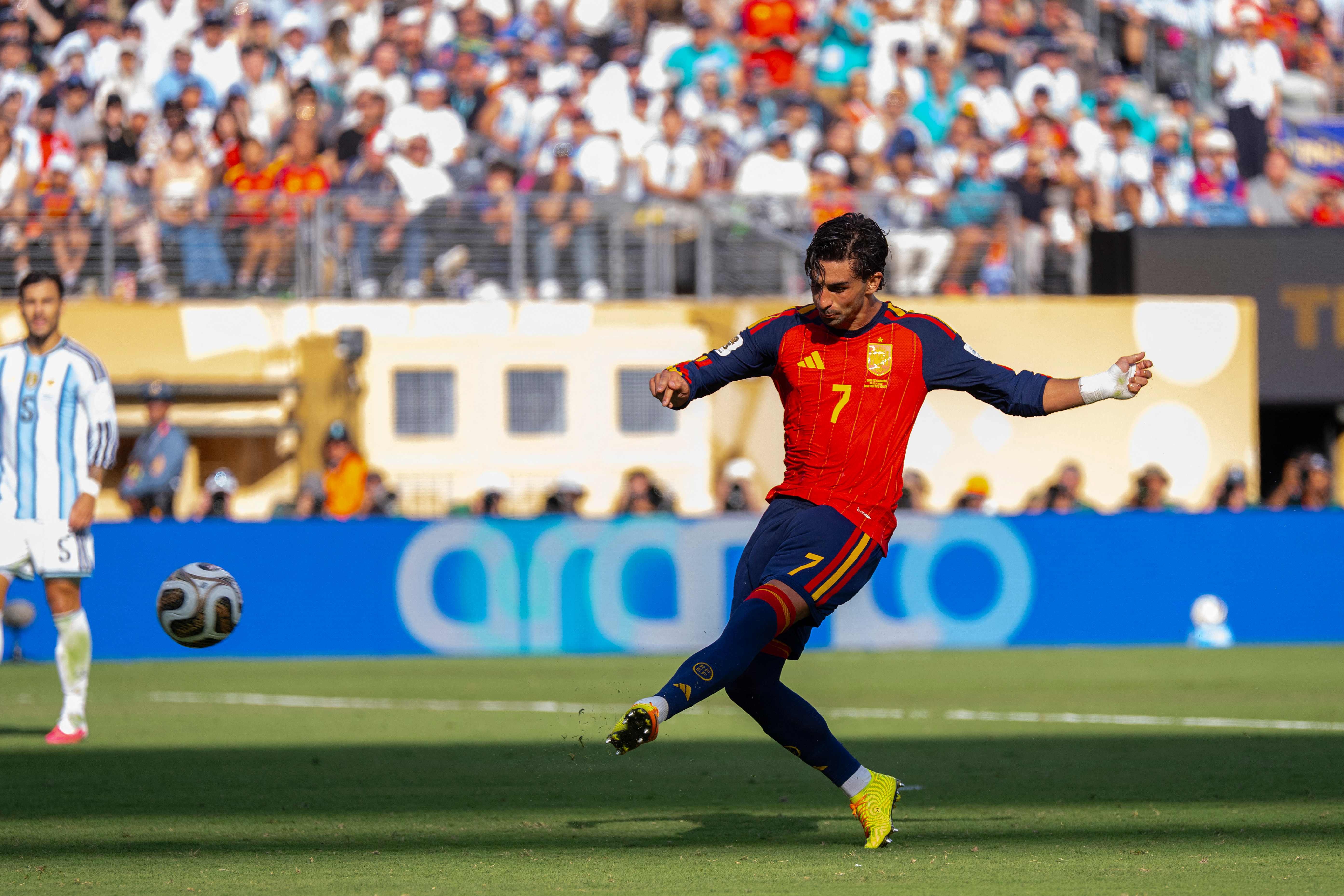 Conflitos entre Ferran Torres e Vini Jr. marcam clássicos da Espanha