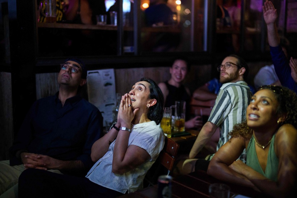'a gente não transmite pela internet, porque o delay é absurdo. Usamos a transmissão a cabo, que o sinal é direto, então não costuma ter problema', diz dono do Baródromo — Foto: Adam Gray / AFP