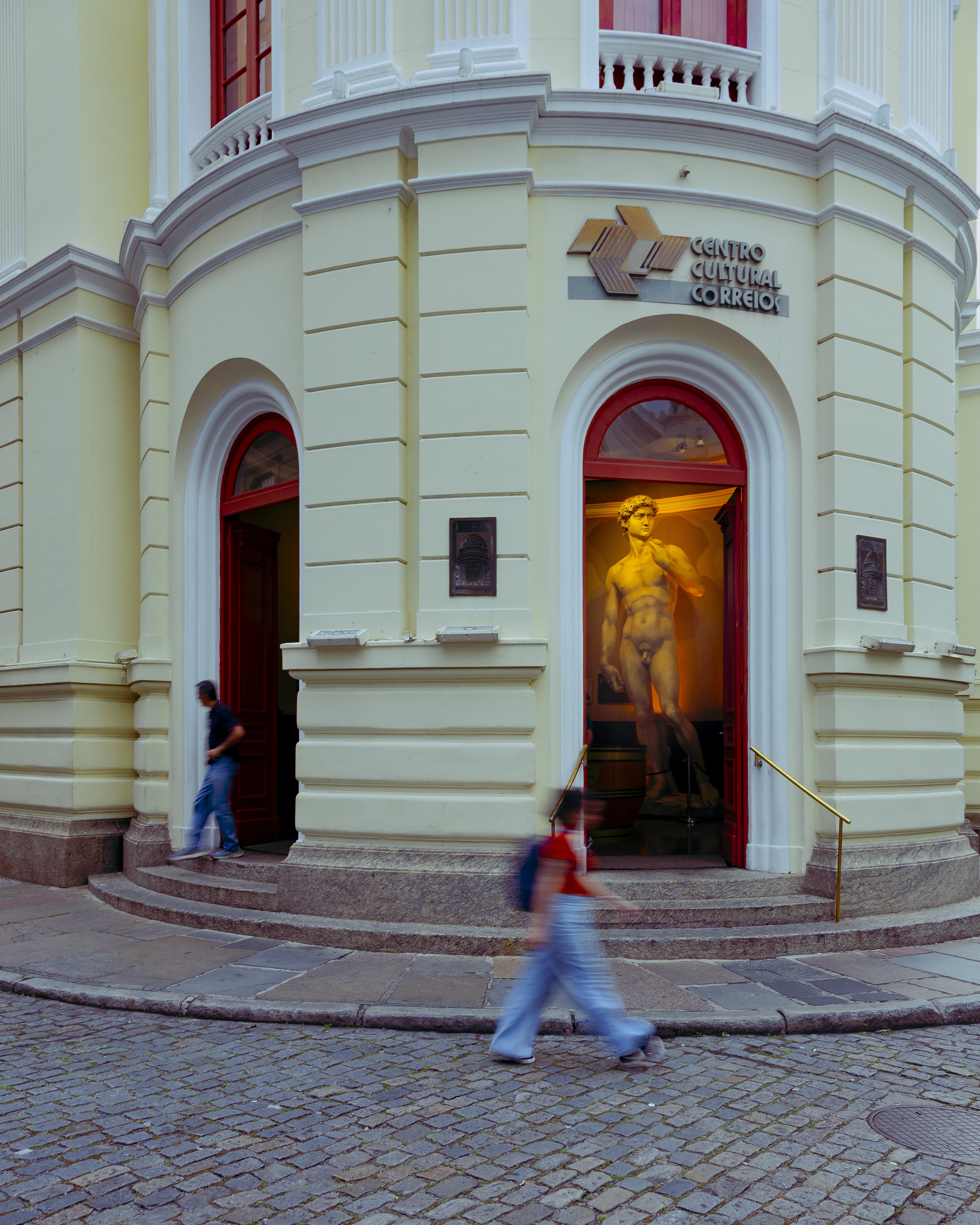 Em meio à crise, Centro Cultural Correios garante exposições até dezembro, e setor teme pelo espaço no Rio - QTU Questões do Universo