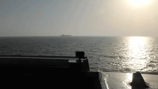 Vídeo mostra momento em que militares dos EUA atacam navio de carga do Irã; veja