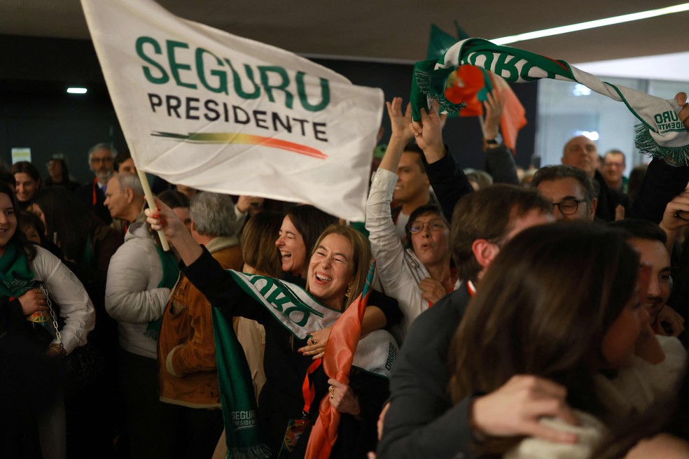 Apoiadores de António José Seguro, candidato socialista à Presidência de Portugal, comemoram vitória nas urnas — Foto: PATRICIA DE MELO MOREIRA / AFP