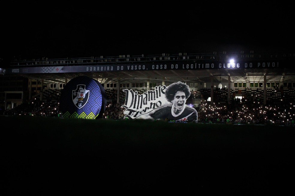 Homenagem da torcida do Vasco a Roberto Dinamite em São Januário — Foto: Matheus Lima / Vasco