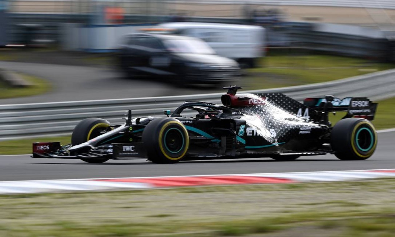 O piloto britânico da Mercedes, Lewis Hamilton, compete durante o Grande Prêmio Eifel de Fórmula 1. Ele assumiu a ponta após erros do companheiro de equipe, o finlandês Valtteri Bottas  — Foto: INA FASSBENDER / AFP
