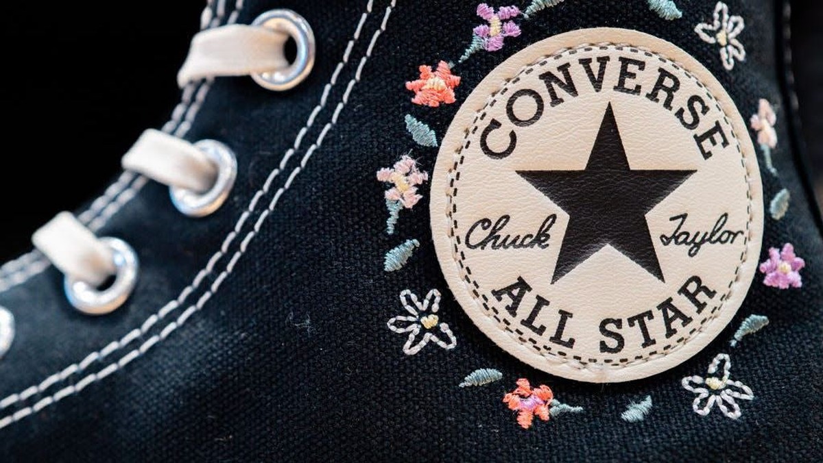 Imagem ilustrativa sobre Converse retira anúncio com cantora de K‑pop após acusações de alusão à Ku Klux Klan​