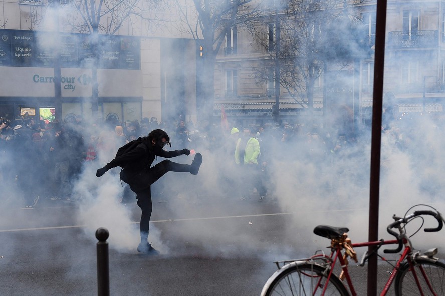 Manifestantes entram em confronto com a polícia em Paris durante protesto contra a reforma da Previdência