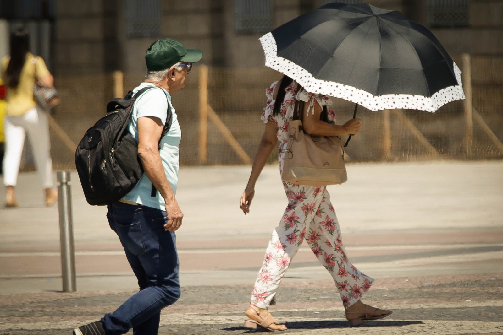 Em dia de forte calor, cariocas recorrem a "sombrinhas" para se proteger do sol — Foto: Roberto Moreyra/Agência O Globo