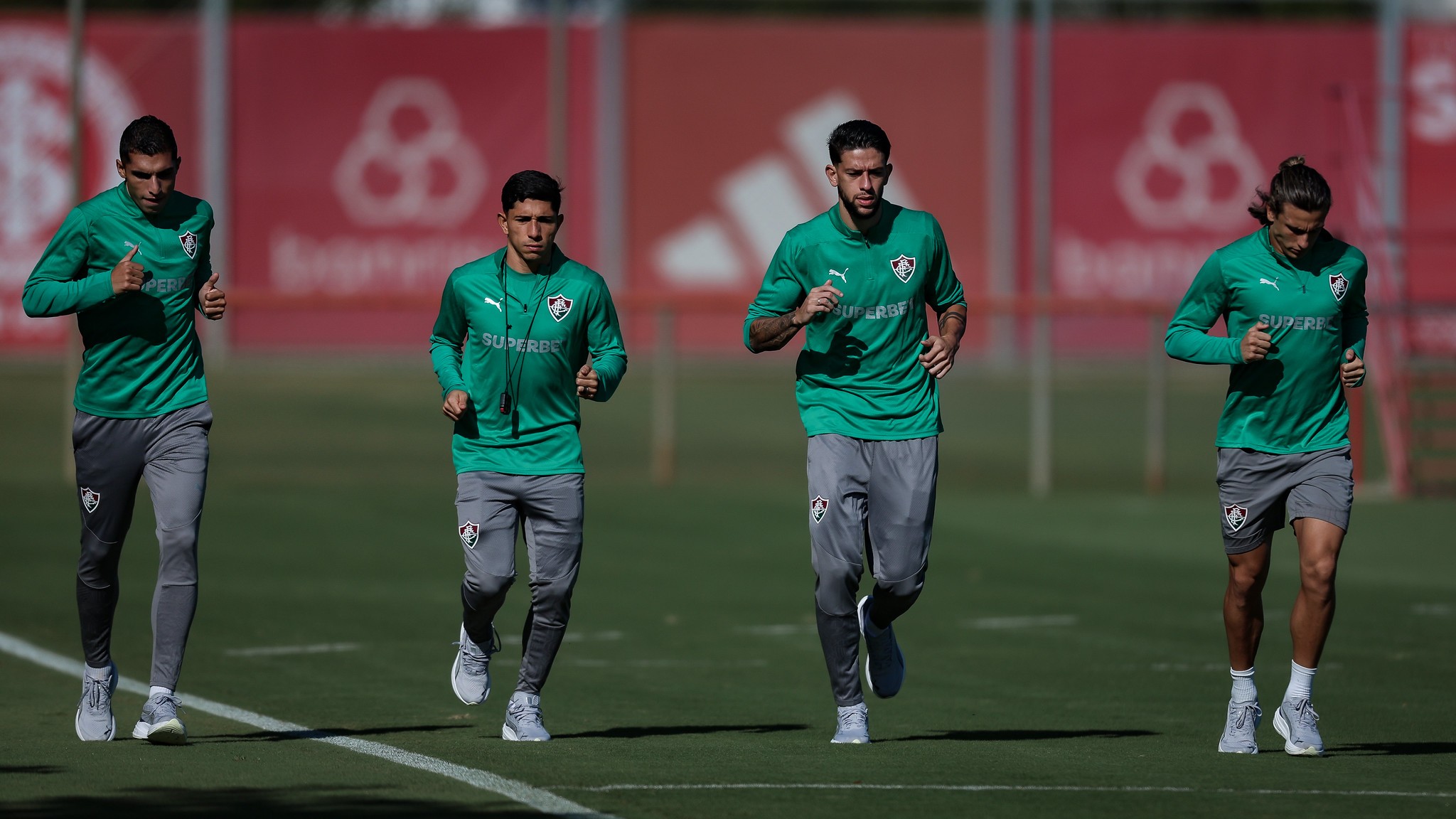 Fluminense terá que virar a chave para a sobrevivência na Libertadores após iniciar mês decisivo com derrota