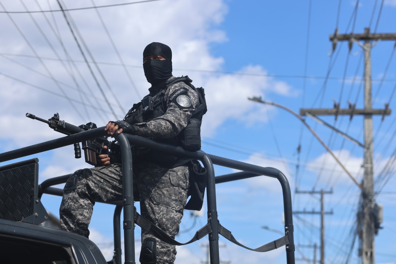 Military and civil police carry out an operation at Complexo do Salgueiro, in São Gonçalo — Photo: Fabiano Rocha / Agência O Globo