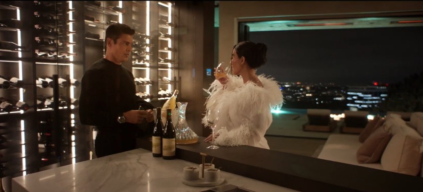 Cauã Reymond aparece com Kim Kardashian e sem camisa em trailer de 'Tudo é justo'; assista