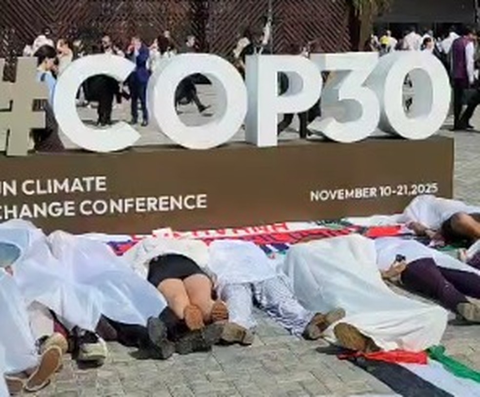 COP30 sees the first protests held by environmental activists. — Photo: Ana Lúcia Azevedo - Agência O Globo