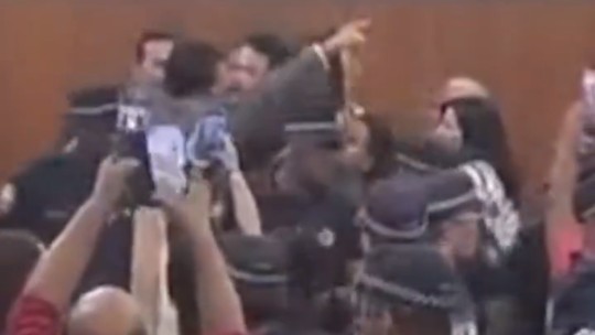 Sâmia Bomfim acusa vereador bolsonarista de agredir psolista em sessão na Câmara de SP