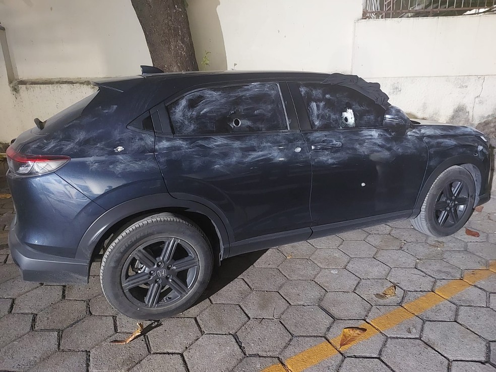 O carro usado no ataque a Vinícius Drumond tinha furos feitos de forma profissional para permitir que os canos das armas fossem encaixados e disparados de dentro do veículo — Foto: Domingos Peixoto