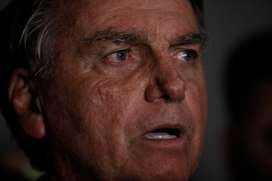 Jair Bolsonaro durante entrevista no aeroporto de Brasília
