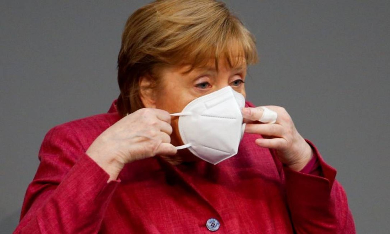 A Chanceler alemã durante os dois primeiros anos da pandemia, Angela Merkel, completou seu esquema vacinal com vacinas diferentes: AstraZeneca na primeira e Moderna na segunda — Foto: Michele Tantussi / Reuters