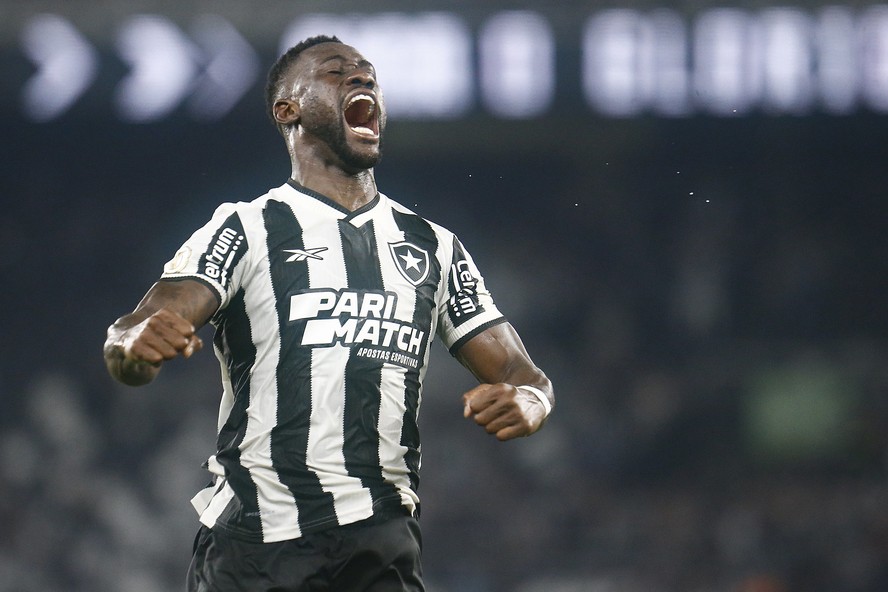 Bastos marcou de cabeça o gol de empate do Botafogo contra o Athletico