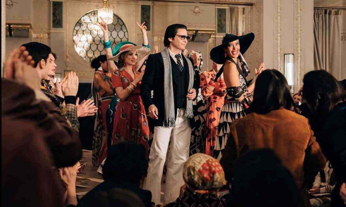 Luxo na Passarela: Como as Marcas de Alto Padrão Estão Revolucionando as Séries de Moda