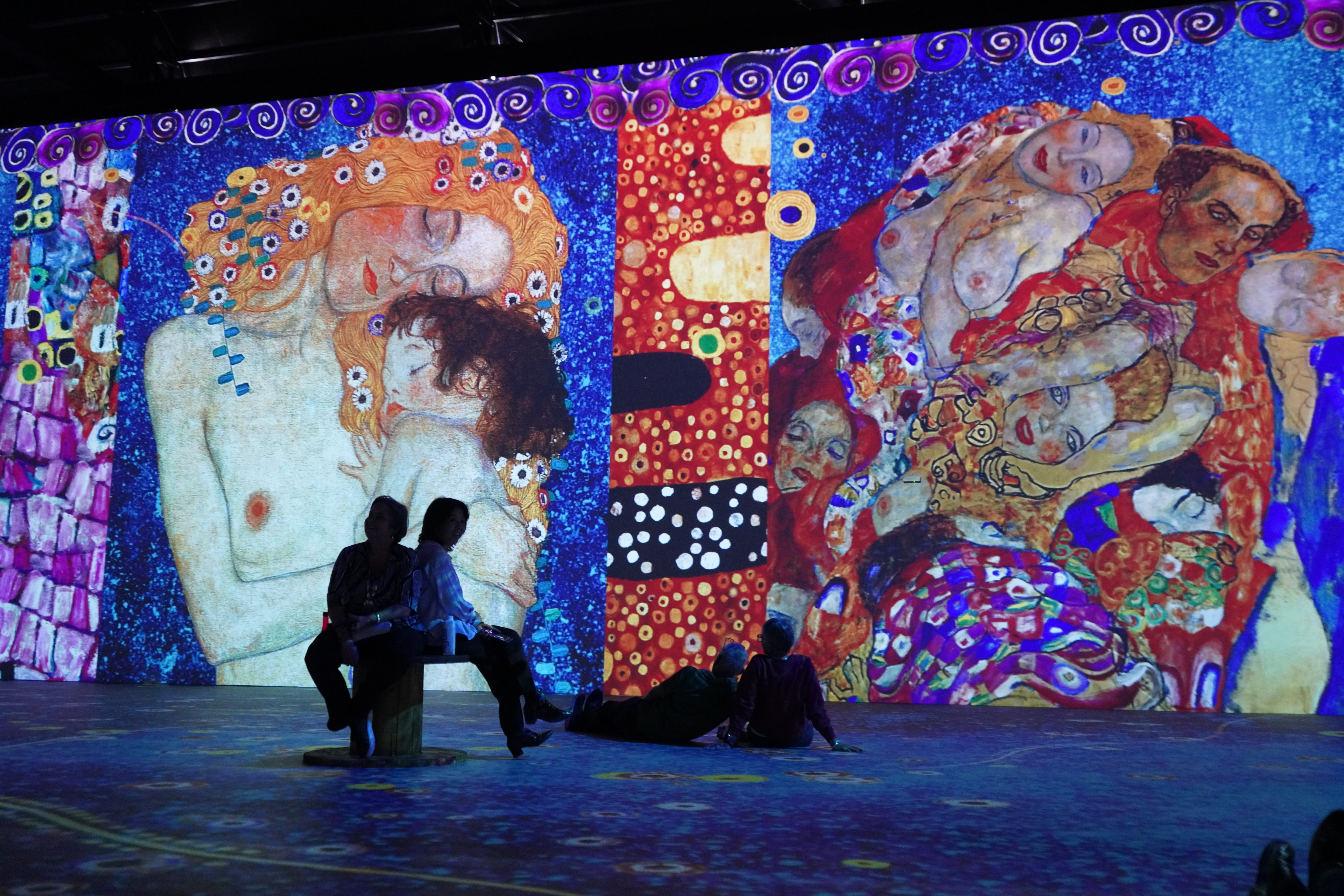 As cores falam: 'Klimt e Gaudí: O Impossível Existe' chega ao Rio Design Barra com imersão ao universo das pinturas e fachadas dos artistas