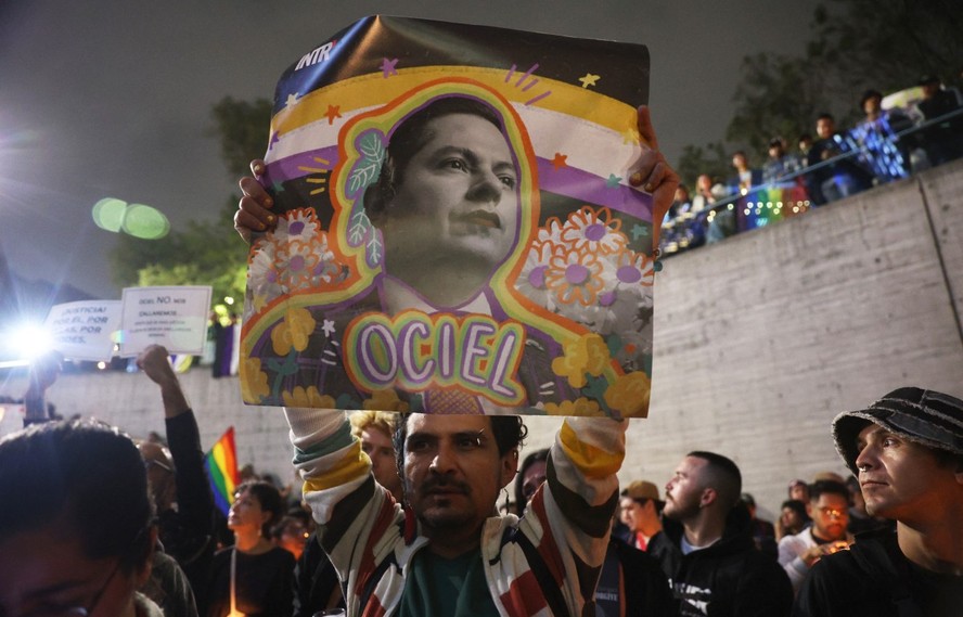 Alvo de protestos, presidente do México posta foto antiga que diz