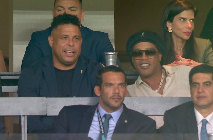 Ronaldo y Ronaldinho ven juntos a Brasil x Haití y web reacciona: