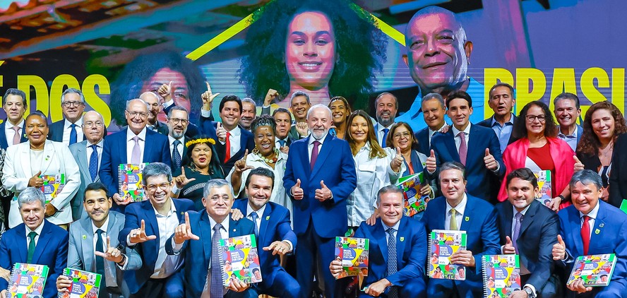 Lula, Janja, ministros e líderes governistas no lançamento do balanço de dois anos de governo