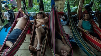 Migrantes descansam em redes no último acampamento antes da fronteira com o Panamá, após um dia de caminhada no DariŽn Gap, na Colômbia — Foto: Federico Rios/The New York Times
