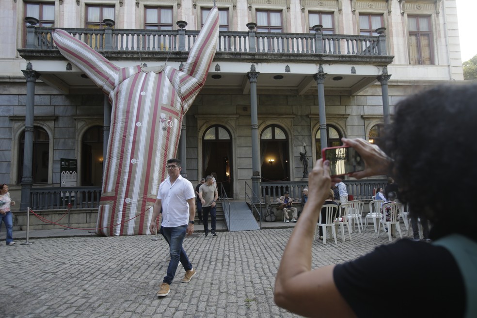 Sueli Atienza, de 83 anos, tira fotos do pijama inflável de Getúlio Vargas na frente do Museu da República no Catete — Foto: Alexandre Cassiano