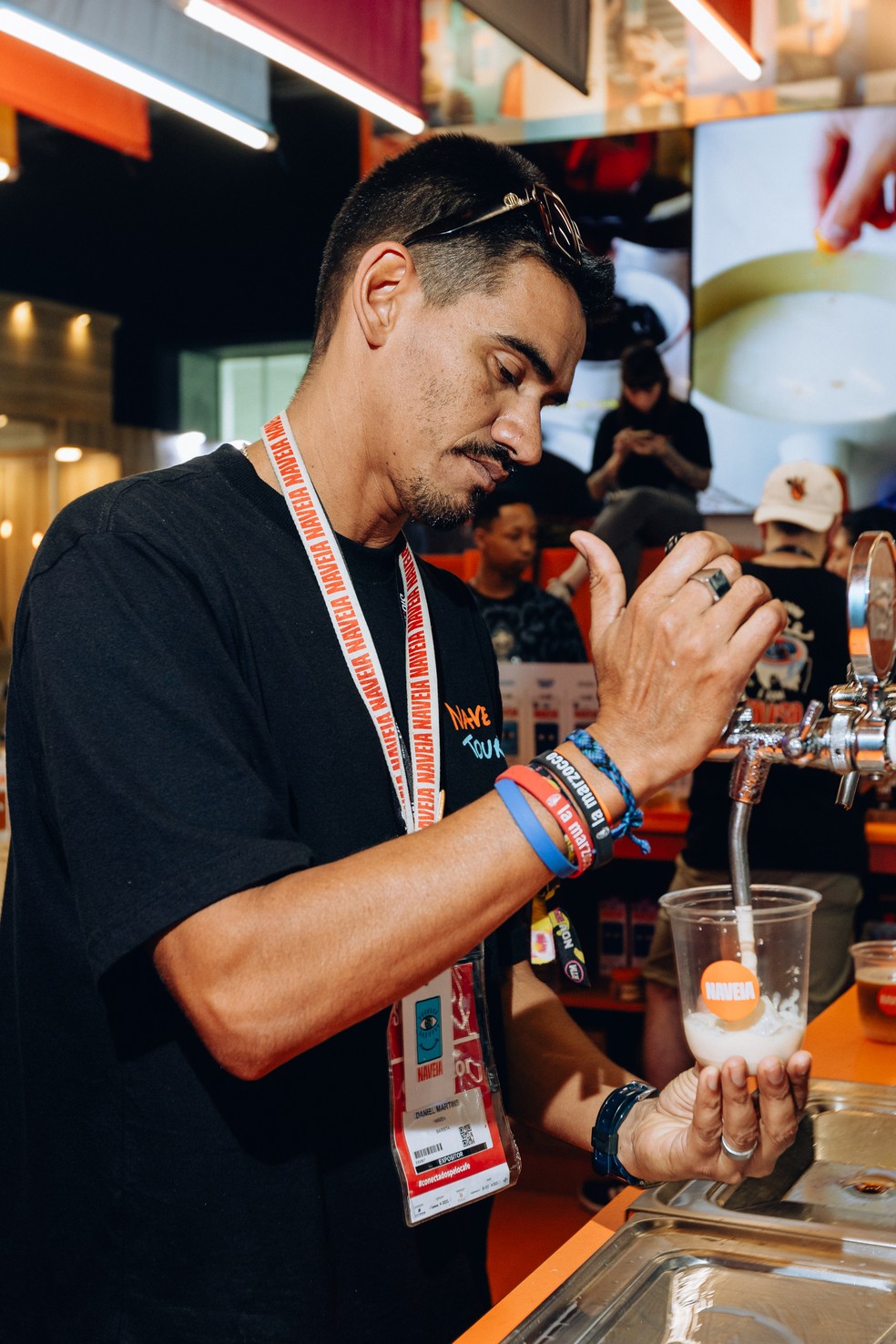 Barista. O empreendedor trabalha há cinco anos para a Naveia — Foto: Divulgação/Txai Ilg/FAR Creative