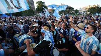 Torcedores da Argentina se reúnem no Mill Creek Park, em Kansas City — Foto: Getty Images via AFP