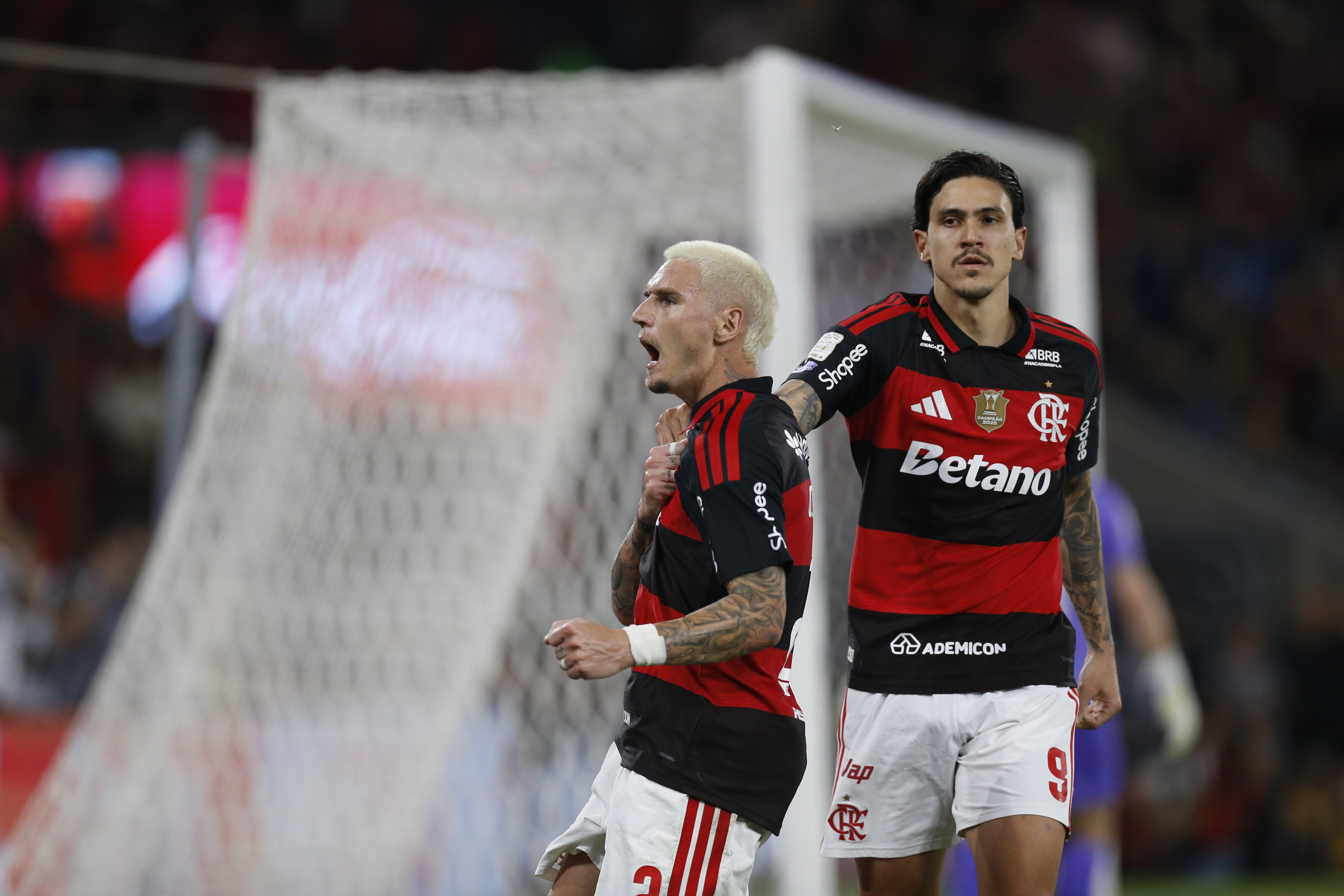 Análise: Flamengo entra na data Fifa com vitória, liderança isolada e pouco do que se queixar