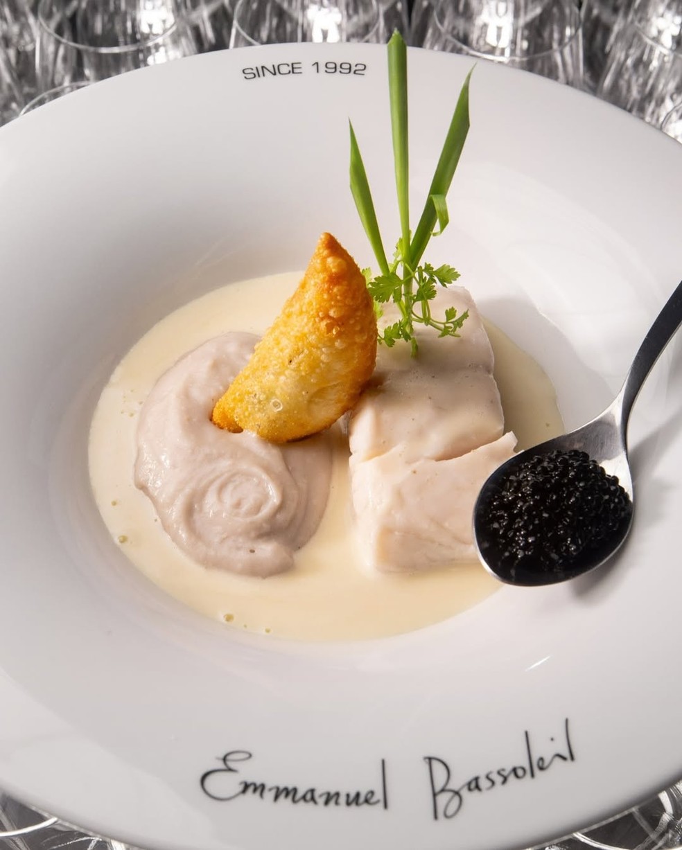 Skye: Robalo ao creme de champanhe, clássico de Emmanuel Bassoleil — Foto: Reprodução