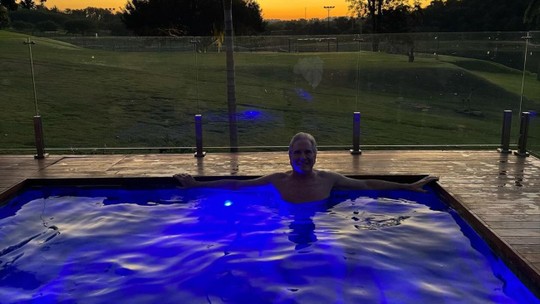 Roberto Justus relaxa em hidromassagem e impressiona seguidores: 'Banheira enorme, parece mais uma piscina'