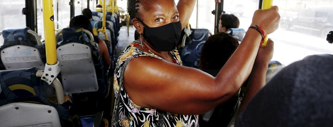 A cuidadora de idosos Iraci Cardeal, 58 anos, enfrenta uma das viagens de ônibus mais extensas da cidade do Rio: Cesarão x Santa Cruz  — Foto: Fabiano Rocha