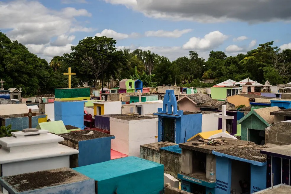 O cemitério de Pomuch, onde ossários de concreto contêm várias caixas de ossos — Foto: The New York Times