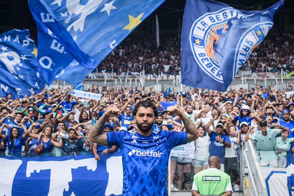 Gabigol foi apresentado com grande festa para os 40 mil torcedores do Cruzeiro presentes no Mineirão — Foto: Gustavo Aleixo / Cruzeiro