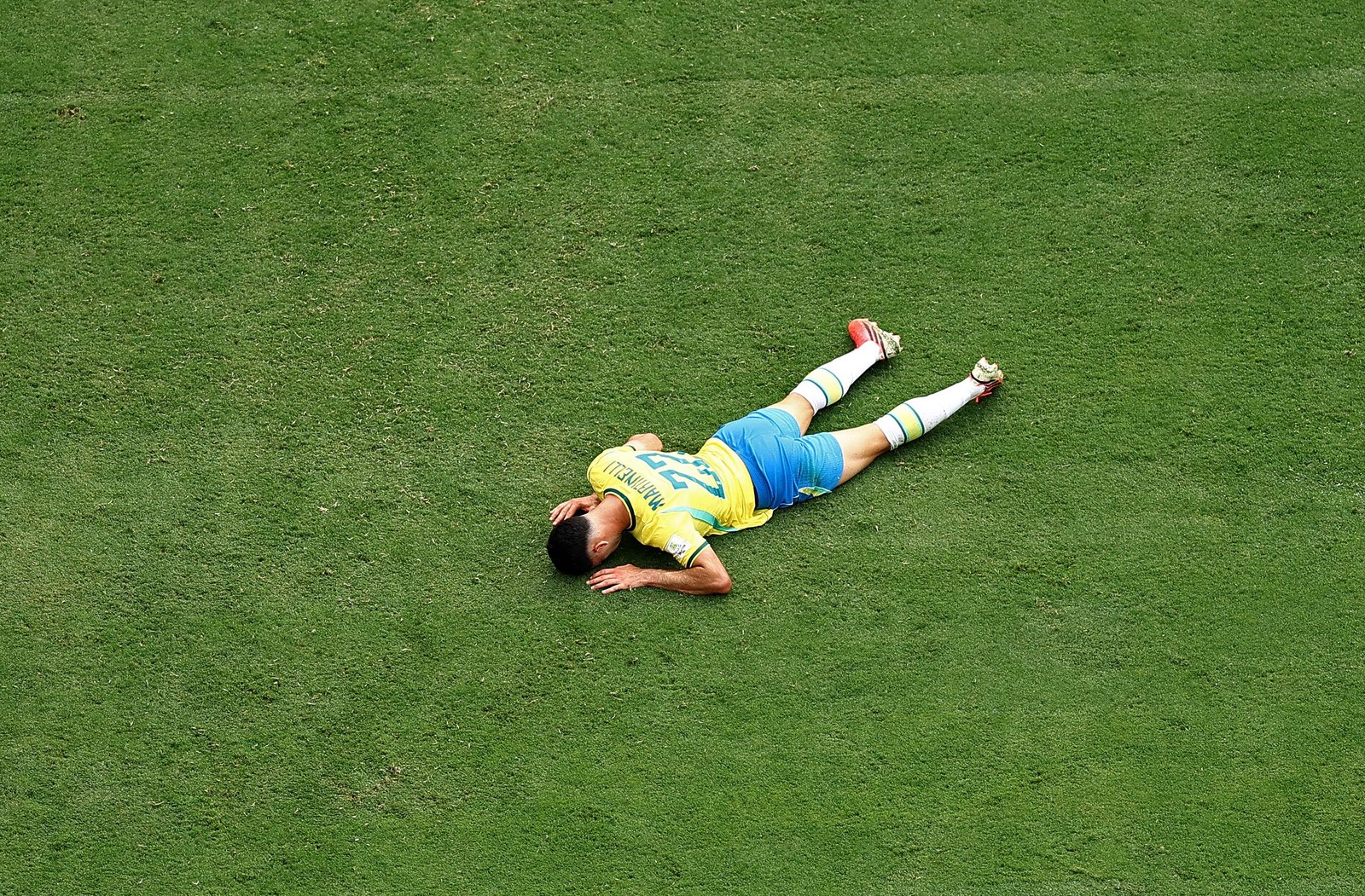 Gabriel Martinelli reage após perder chance de gol — Foto: CHARLY TRIBALLEAU / AFP