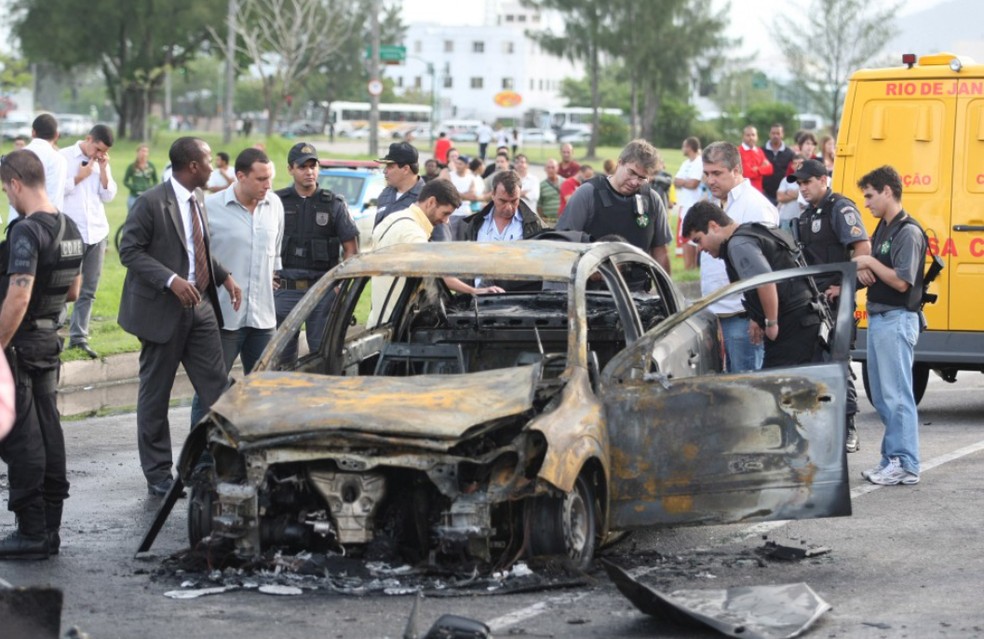 Carro de Rogério Andrade carbonizado após atentado que matou o filho, em 2010 — Foto: Cléber Júnior