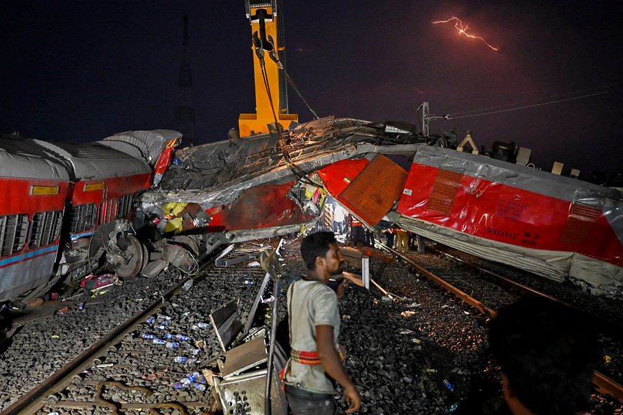 Equipe de resgate trabalha nos destroços de uma colisão de três trens perto de Balasore, no estado de Odisha, leste da Índia